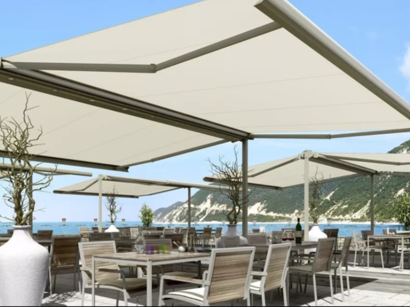 Állványos napellenző